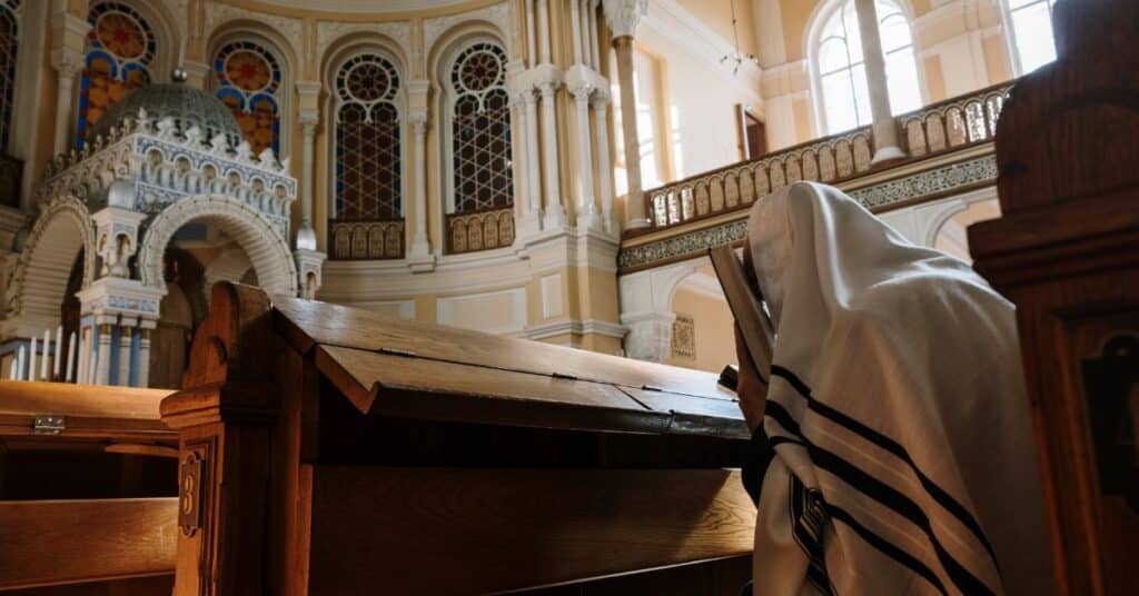 איך מובילים ארון קודש לבית הכנסת