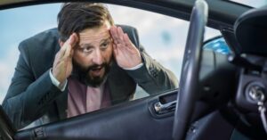 נעולים מחוץ לרכב? כך תתמודדו נכון בלי לגרום לנזק